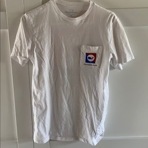 Men’s Vineyard Vines short sleeve tee.